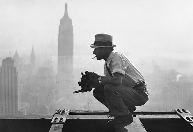 Photographie de Charles Ebbets qui prend la photo "A lunch atop a skyscraper"